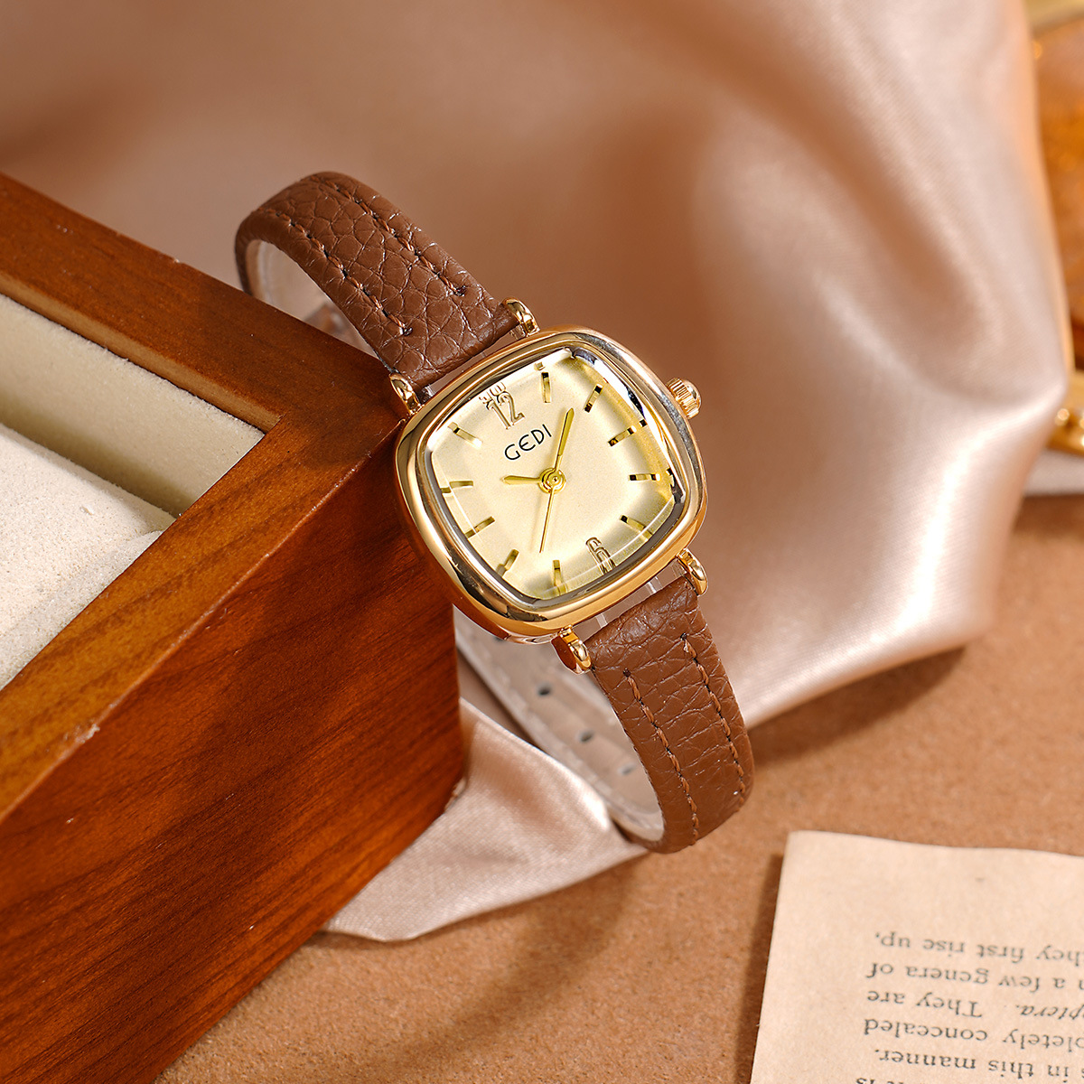Luxury Watch Values - นาฬิกาข้อมือผู้หญิง UTHAI 61018 CQ490 ดีไซน์เรียบง่าย สวยงามหรูหรา