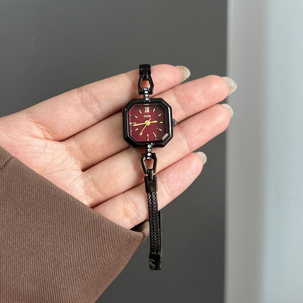 นาฬิกาควอทซ์โลหะผสมทรงสี่เหลี่ - Luxury Watch Values บทวิจารณ์และราคา