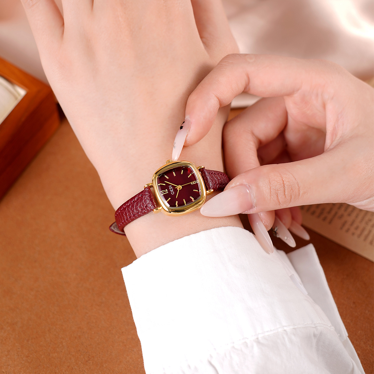 นาฬิกาข้อมือผู้หญิง UTHAI 6101 - Luxury Watch Values บทวิจารณ์และราคา